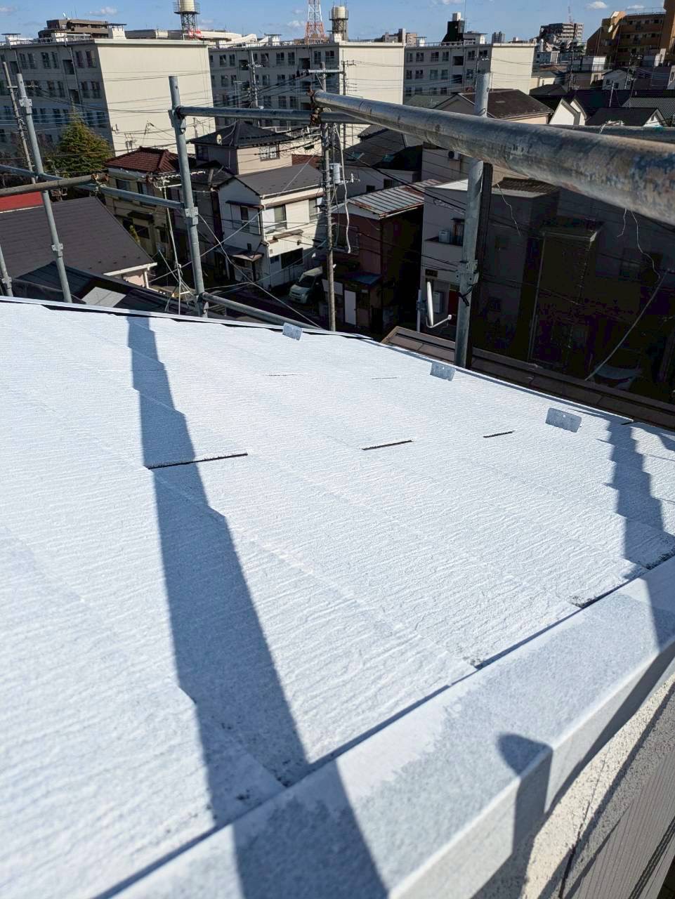 下塗り材を塗り終えたスレート屋根